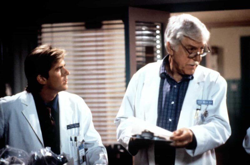 Jesse (Charlie Schlatter, l.) sucht Rat bei Mark (Dick Van Dyke, r.), da er glaubt, nicht genug für einen Patienten, der an einem Herzinfarkt gestorben ist, getan zu haben. – Bild: Viacom Lizenzbild frei