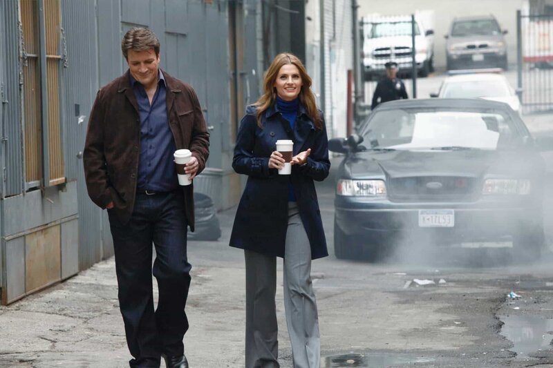 Die Spannungen zwischen Richard Castle (Nathan Fillion, l.) und Kate Beckett (Stana Katic, r.) scheinen sich wieder etwas zu lösen … – Bild: Universal TV