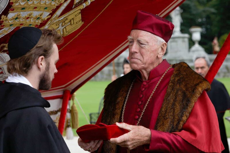 Hoffen, die Pläne von Henry VIII. stoppen zu können: Cardinal Von Walburg (Max Von Sydow, r.) und Reginald Pole (Mark Hildreth, l.) … – Bild: AXN White