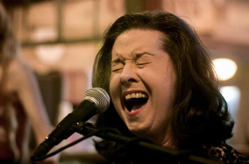 „( …) ich bin eine Frau mit Eiern“, lautet das Credo von Linda Gail Lewis, die bereits mit ihrem Bruder Jerry Lee Lewis, dem wilden Star des Rock ‚n‘ Roll, auf der Bühne stand. – Bild: Mitja Hagelueken/Accentus Music / © Mitja Hagelueken/Accentus Music „( …) ich bin eine Frau mit Eiern“, lautet das Credo von Linda Gail Lewis, die bereits mit ihrem Bruder Jerry Lee Lewis, dem wilden Star des Rock ‚n‘ Roll, auf der Bühne stand. – Bild: Mitja Hagelueken/Accentus Music / © Mitja Hagelueken/Accentus Music
