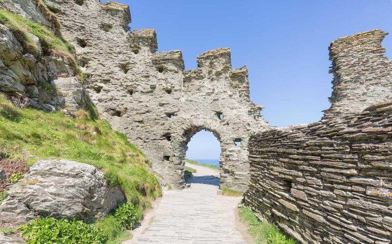 Teil der alten Ruinen von Tintagel Castle in Cornwall, England. – Bild: Shutterstock /​ Shutterstock /​ Copyright (c) 2017 Mark Godden/​Shutterstock. No use without permission.