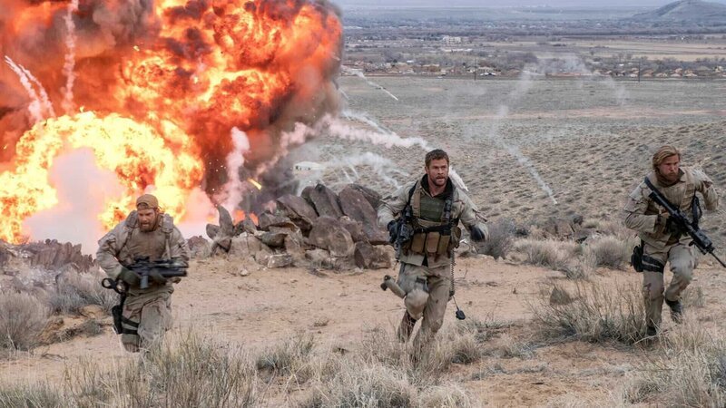 Kurz nach 9/​11 entsendet die US-Regierung eine Spezialeinheit nach Afghanistan. Die Soldaten sollen die dort kontrollierende Nordallianz zu einem Bündnis im Kampf gegen die gemeinsamen Gegner aus Taliban- und Al-Kaida-Kämpfern bewegen. – Bild: RTL Zwei