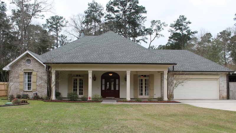 As seen on House Hunters, Mandeville, Louisiana homebuyers, Paul and Tina, are looking for a property that feels very Southern. The columns and long front porch of this property provide them with the look they’re hoping to find. – Bild: 2017,HGTV/​Scripps Networks, LLC. All Rights Reserved