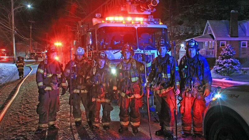 Feuerwehrhauptmann Nick Skalos (vierter v. l.) und seine Einsatzkräfte retten im März 2021 die Bewohner eines brennenden Wohnhauses. – Bild: N24 Doku
