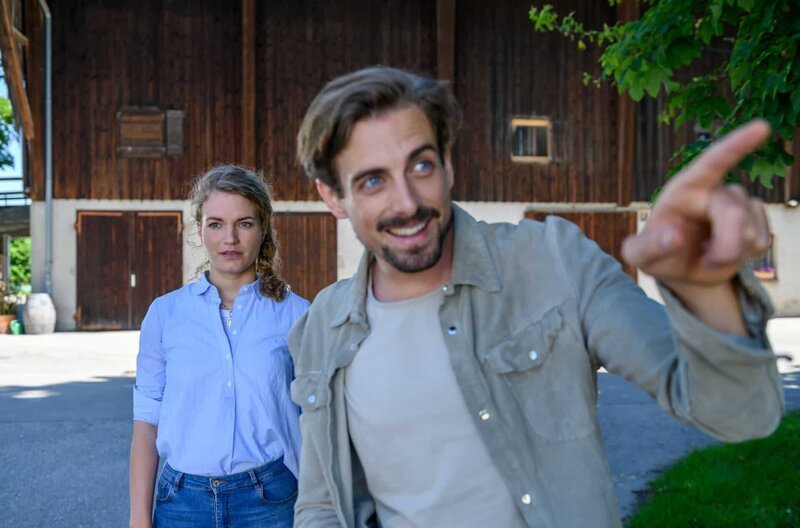 Hannes (Pablo Konrad, r.) überrascht Maja (Christina Arends, l.) mit einem Ausflug. – Bild: ARD/​Christof Arnold