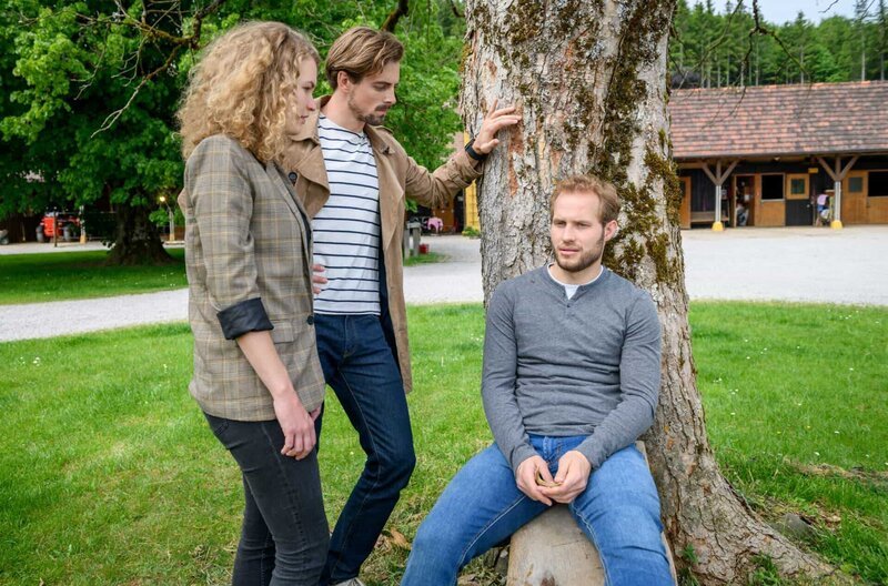 Florian (Arne Löber, r.) verschweigt Maja (Christina Arends, l.) und Hannes (Pablo Konrad, M.) seinen Zusammenbruch. – Bild: ARD/​Christof Arnold