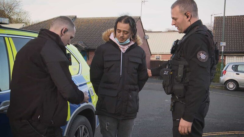 Polizeibeamte mit einem vorbestraften Übeltäter in Nottingham. – Bild: Warner Bros. Discovery