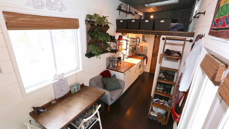 Newlyweds and tiny house owners Chris and Brianna have the perfect, custom tiny house that fits all of their needs with a cozy bedroom loft, spacious dining area and gooseneck living room, as seen on Tiny House, Big Living. – Bild: 2018, Scripps Networks, LLC. All Rights Reserved.