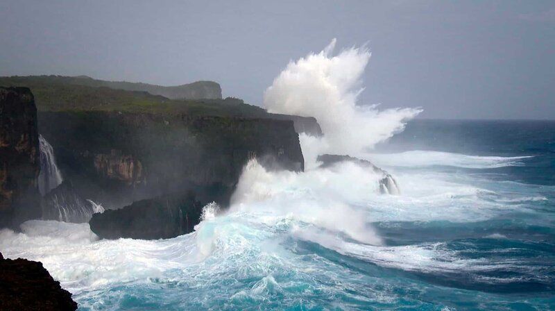 Peitschende Wellen nagen ständig an den Küsten, tragen sie ab, formen sie um, lassen Steilklippen, Höhlen und Felsentore entstehen. – Bild: phoenix/​ZDF/​Channel 9