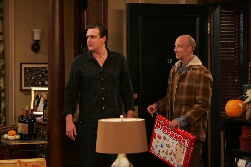Marshall (Jason Segel, l.) versucht, Lily zu überreden, dass ihr Vater Mickey (Chris Elliott, r.) zu Thanksgiving bleiben kann. Doch wird es ihm gelingen? – Bild: MONTY BRINTON /​ CBS /​ CBS ENTERTAINMENT /​ ©2009 CBS BROADCASTING INC. ALL RIGHTS RESERVED.