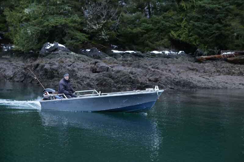 Sam Carlson on his skiff, sets out to find kelp greenling on the waters near his home in Port Protection. (National Geographic/​Pedro Delbrey) – Bild: National Geographic /​ Pedro Delbrey