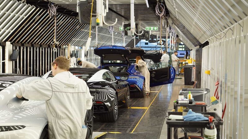 Im englischen Gaydon, Warwickshire, fertigen auf 2.700 Quadratmetern rund 1.700 Mitarbeiter Autos für Aston Martin. – Bild: WELT