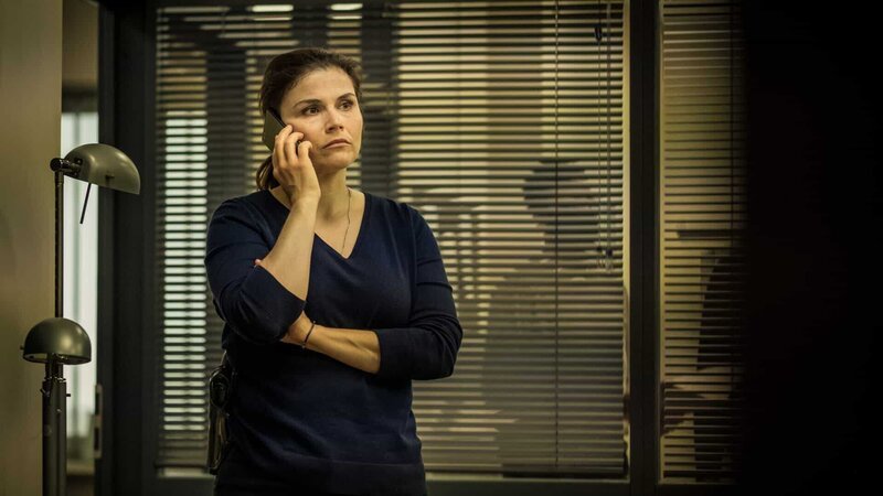 Nina Petersen (Katharina Wackernagel) erhält neue Ermittlungsergebnisse. – Bild: ZDF und Gordon Timpen.