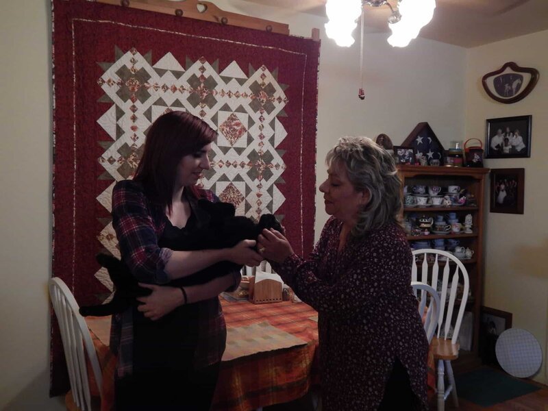 Megan and Kelly with Meki in the dining room. – Bild: Animal Planet