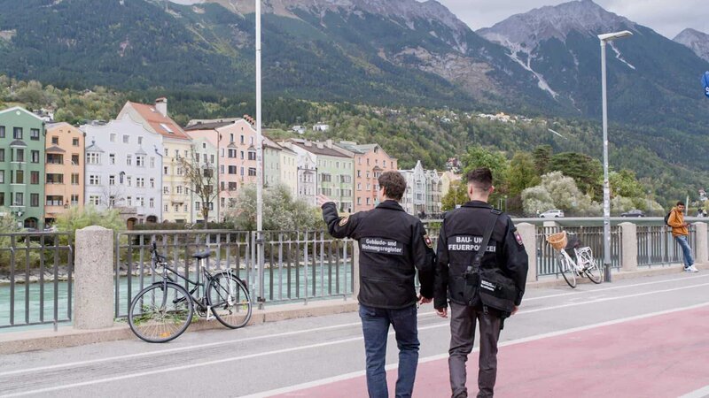 Innsbruck schickt ‚Leerstands-Detektive‘ aus, damit Mietenden wieder Wohnraum zur Verfügung steht. – Bild: ORF/​Neulandfilm