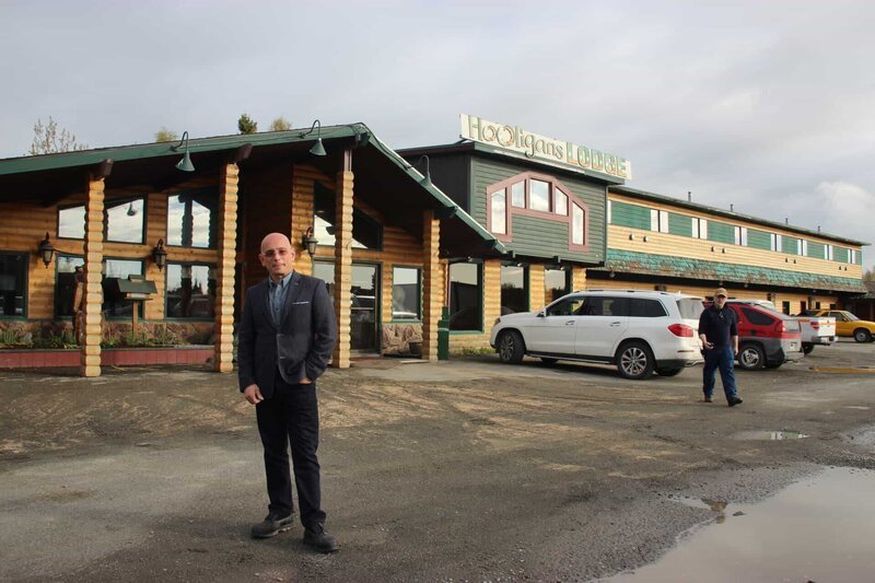 Host Anthony Melchiorri poses outside Hooligan’s Lodge in Soldotna, Alaska. – Bild: 2016, The Travel Channel, L.L.C. All Rights Reserved.
