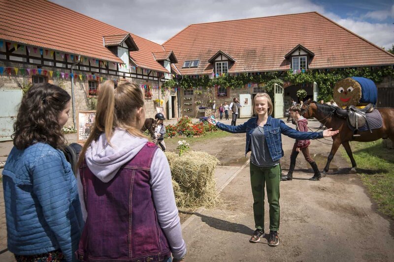 Willkommen auf dem Reiterhof! Nele (Hanna Stötzel, mitte) und Sarah (Selma Kunze, links) sind von Marthas (Luna Kuse, rechta) Idee begeistert. – Bild: MDR/​Saxonia Media/​Jens-Ulrich Koch