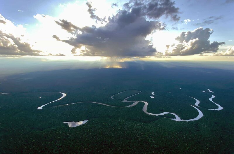 Der Amazonasregenwald, so weit das Auge reicht, während der Regenzeit vom Paramotor aus – Bild: Sylvestre Campe /​ © Sylvestre Campe