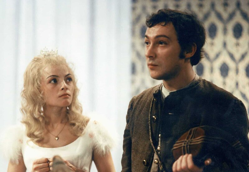 Ein junger Soldat (Jacki Schwarz) erhält vom König den Auftrag herauszufinden, weshalb die Schuhe seiner Töchter allnächtlich zertanzt werden. Bei seinem Auftrag verliebt sich der Soldat in die jüngere Prinzessin (Blanche Kommerell). – Bild: MDR/DRA Ein junger Soldat (Jacki Schwarz) erhält vom König den Auftrag herauszufinden, weshalb die Schuhe seiner Töchter allnächtlich zertanzt werden. Bei seinem Auftrag verliebt sich der Soldat in die jüngere Prinzessin (Blanche Kommerell). – Bild: MDR/DRA