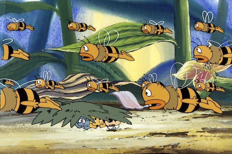 Puck, Maja und Alexander bringen sich vor dem Bienenschwarm in Deckung. – Bild: ORF/​ZDF/​Apollo