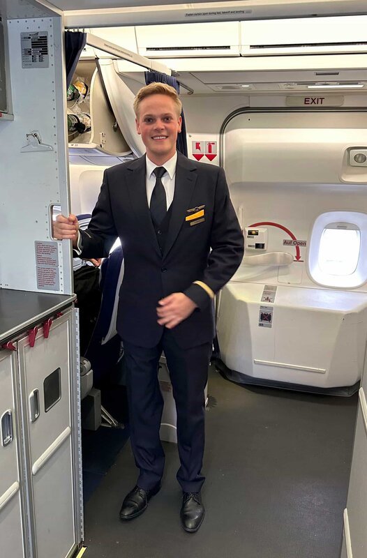 Alex Böhmer arbeitet endlich wieder in seinem Traumjob als Flugbegleiter. – Bild: HR