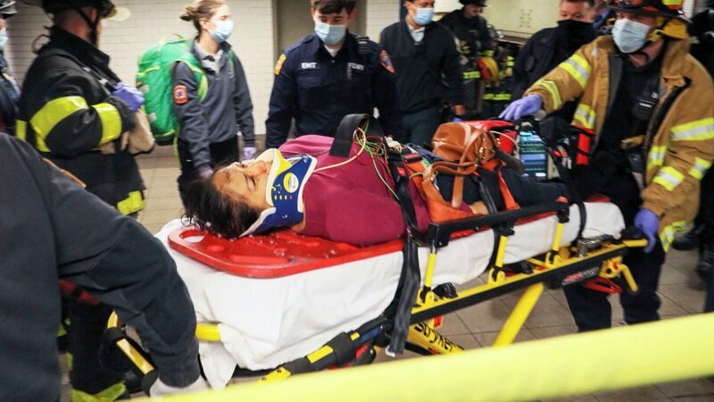 Sanitäter nehmen eine Frau mit – Bild: uklib /​ © Crime + Investigation /​ A+E Networks