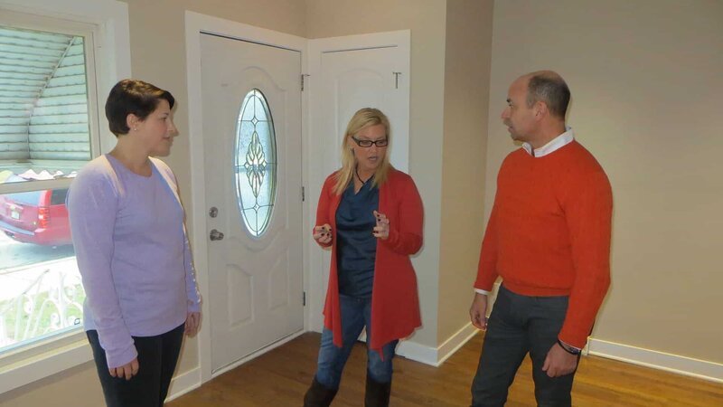 As seen on House Hunters, new homebuyer Anna (left) and her real estate agent Greg (right) listen as Anna’s best friend Nina (middle) provides her opinion on the pros and cons for Anna with this ranch home in Jefferson Park Chicago, IL. – Bild: 2017,HGTV/​Scripps Networks, LLC. All Rights Reserved