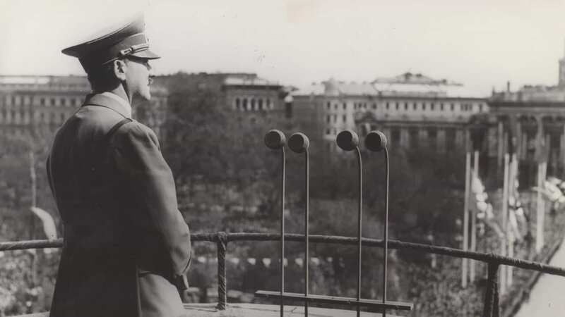 1938: Hitler auf dem Balkon des Wiener Rathauses. – Bild: ZDF und © SPIEGEL TV./​© SPIEGEL TV