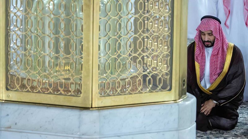 Mohammed bin Salman nimmt im Namen des saudischen Königs an der jährlichen Zeremonie zur Reinigung der Kaaba in Mekka teil. – Bild: ZDF und Imago /​ Balkis Press/​ABACAPRESS.COM Mecca Saudi Arabia./​Imago /​ Balkis Press/​ABACAPRESS.