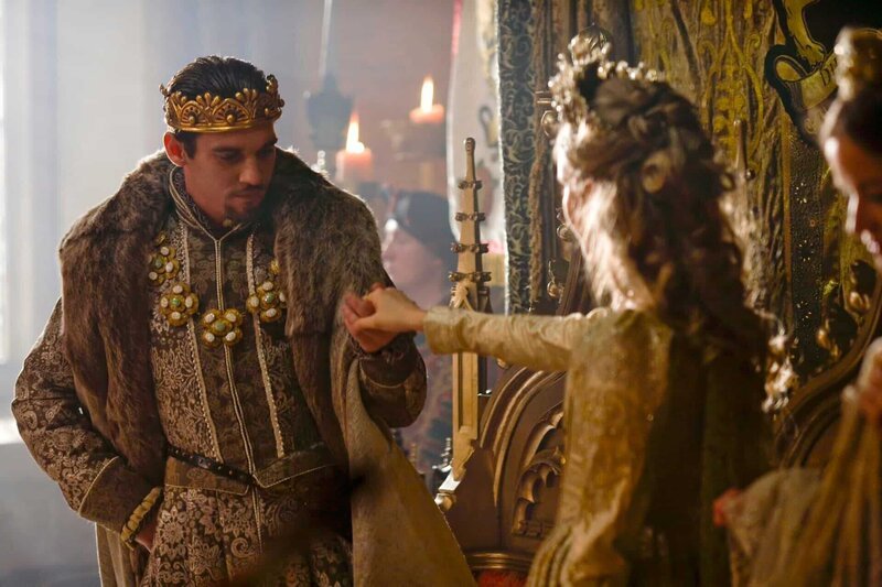 London, 1540: König Henry VIII. (Jonathan Rhys Meyers, l.) stellt am Hof seine fünfte Frau, die blutjunge Königin Catherine Howard (Tamzin Merchant, r.), vor … – Bild: AXN White