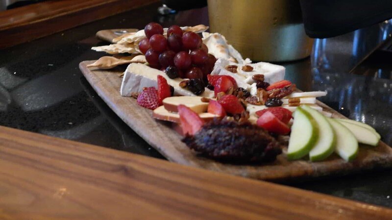 A fruit and cheese plate is a specialty at Indulge Bistrow and Wine Bar in Highlands Ranch, Colorado, as seen on Food Network’s Mystery Diners, Season 7. – Bild: 2014,Television Food Network, G.P. All Rights Reserved