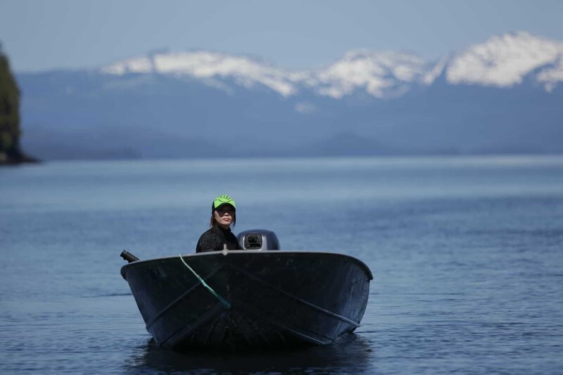 Morgan Turcott, a one-year resident of Port Protection, drives her skiff. (National Geographic/​Charlie Barragan) – Bild: National Geographic /​ Charlie Barragan /​ National Geographic/​Charlie Barragan