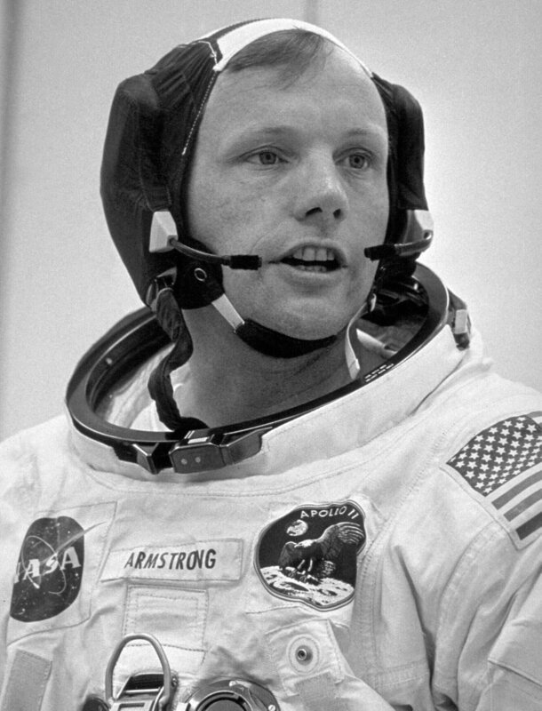 Neil Armstrong. Am 20. Juli 1969 macht der Astronaut seinen berühmten großen Schritt für die Menschheit. Er betritt offiziell als erster Mensch den Mond und hisst dort die amerikanische Flagge. Fand die Apollo-Mission zum Mond tatsächlich statt, oder steckt ein großangelegter Schwindel dahinter? – Bild: phoenix/​ZDF/​Discovery Networks D
