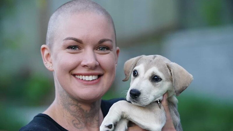Amanda poses for a picture with Iceland, her latest successfully adopted dog. – Bild: Animal Planet /​ Discovery Communicatons