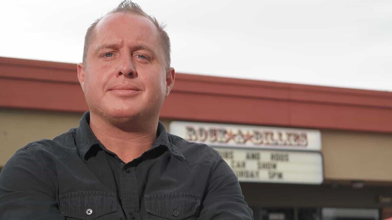 Rock-A-Billies owner Jimmy Nigg poses outside his restaurant in Denver, Colorado, as seen on Food Network’s Mystery Diners, Season 7. – Bild: 2014,Television Food Network, G.P. All Rights Reserved