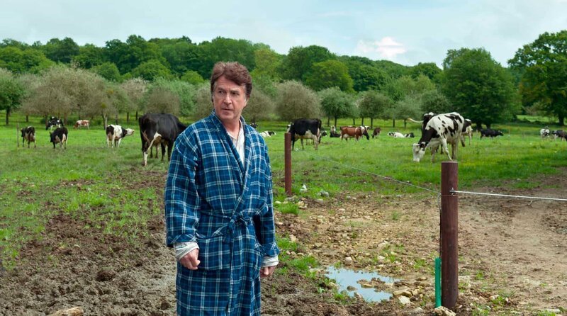 Bürgermeister Georges Balbuzard ist mit seinem Latein am Ende. Die Landwirtschaftskrise hat auch die Bauern in seinem beschaulichen Dorf Mêle-sur-Sarthe in der Normandie erreicht. Doch ihre zahlreichen Proteste erwecken weder das Interesse der Verantwortlichen in Rouen noch in Paris. Also beschließt Balbuzard die Sache selbst in die Hand zu nehmen. – Nachdem die Aufnahme durch den Starfotograf Blake Newman an der Dickköpfigkeit der Dorfbewohner gescheitert ist, resigniert Balbu (François Cluzet) völlig. – Bild: rbb/​LEONINE Studios