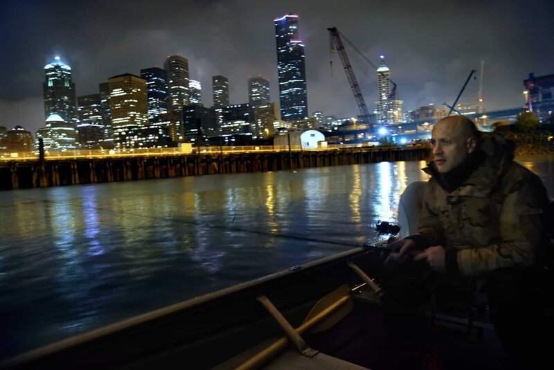 Officer Olson on a boat with a skyline behind him. – Bild: Discovery Communications