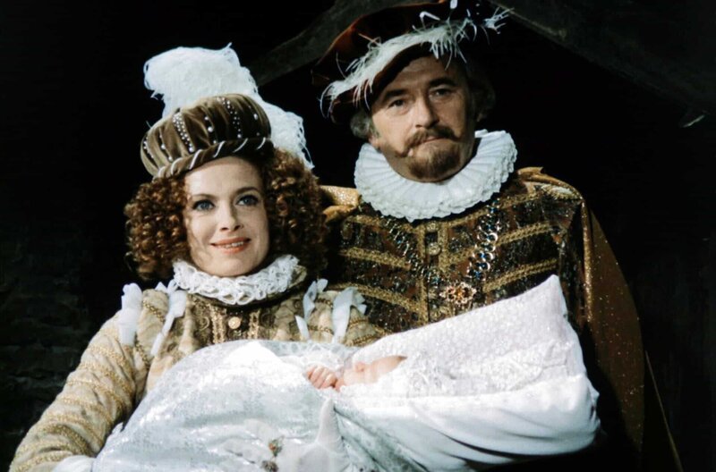 Milena Dvorská (Königin Hortensie, Mutter von Rosentraut), (Prinzessin Rosentraut als Baby), Jiří Sovák (König Rautenstrauch V., Vater von Prinzessin Rosentraut) – Bild: MDR/​Barrandov-Filmstudio
