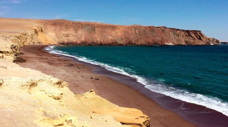 Eine Wüste am Meer: Beeindruckend sind die hohen Klippen im Paracas Nationalpark, am Playa Roja, dem roten Strand. – Bild: NDR/​nonfictionplanet/​Steffen Schneider