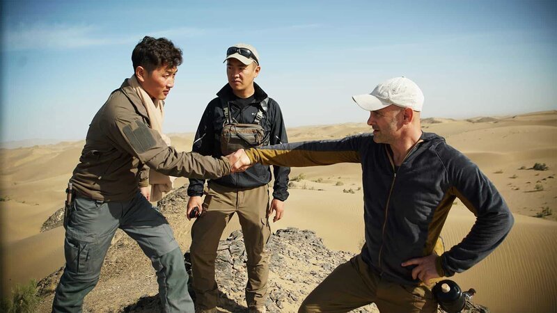 Wu Xin Lei and Ed Stafford looking at each other intensely and having a handshake – Bild: Warner Bros. Discovery