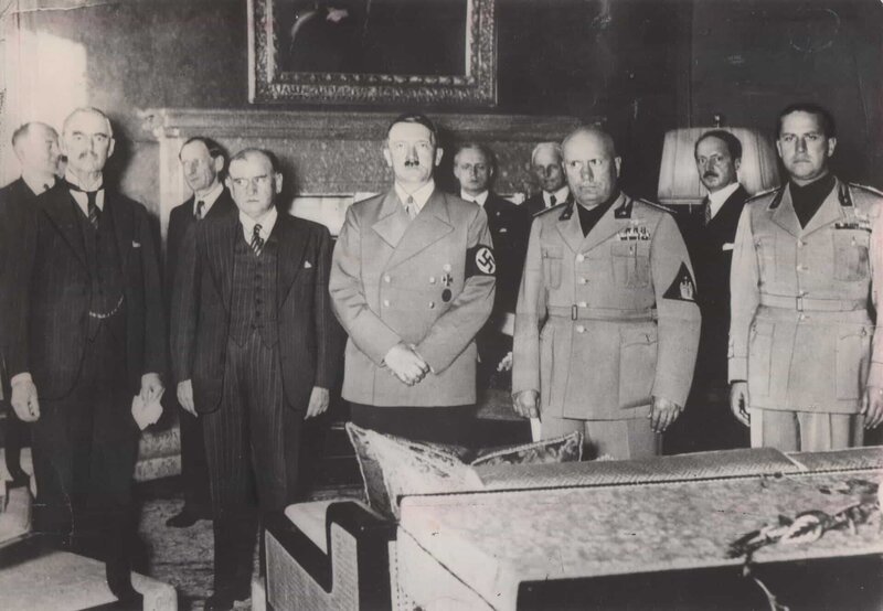 1938: Gruppenbild im Rahmen des Münchner Abkommens. – Bild: ZDF und © SPIEGEL TV./​© SPIEGEL TV