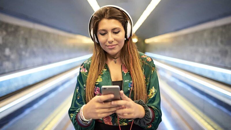 Dank Spotify kann man überall seine Lieblingssongs streamen. – Bild: ZDF und Juan Novakosky