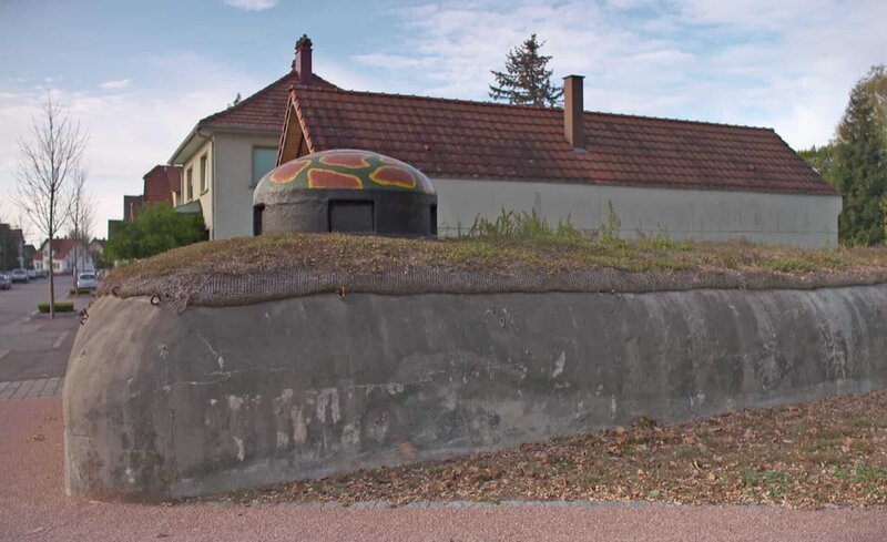 Noch heute erinnern Bunkeranlagen in Drusenheim (Elsaß) an die Zeit der Weltkriege. – Bild: SWR