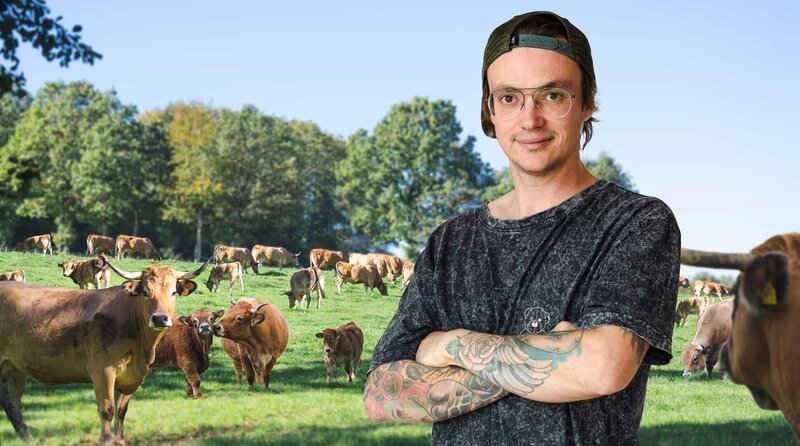 Mark Junglas leitet das Start-Up Hofgut Stöcken mit über 100 Rindern. – Bild: WDR/​Ben Knabe