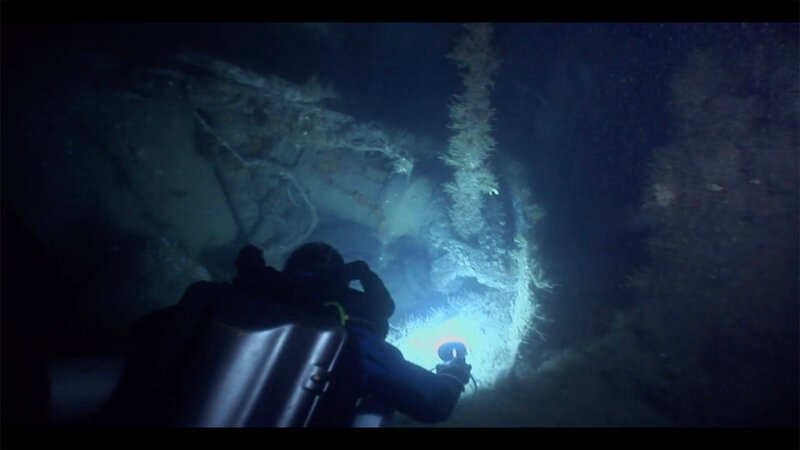 Ein Taucher untersucht das Wrack der U-480 auf dem Grund des Ärmelkanals. – Bild: BILD
