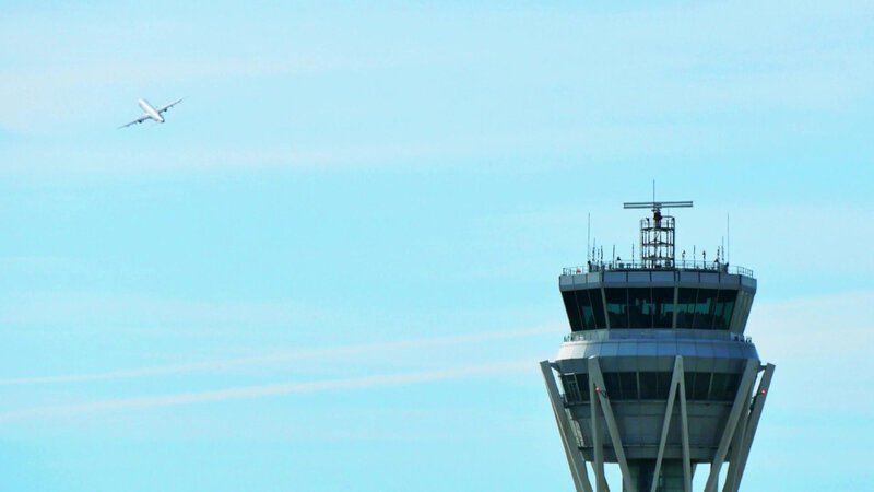 Drei unterschiedliche Piloten kontaktierten im November 2018 die Flugverkehrskontrolle am Flughafen Shannon wegen der Beobachtung eines unbekannten Flugobjekts am Horizont vor der Westküste Irlands. – Bild: BILD