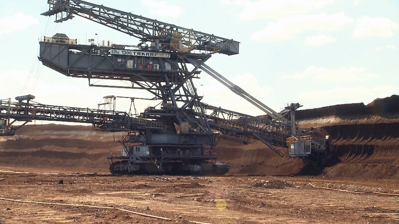 In Schleenhain in Sachsen, rund 40 Kilometer südlich von Leipzig, wird im großen Stil Braunkohle im Tagebau abgebaut. – Bild: BILD