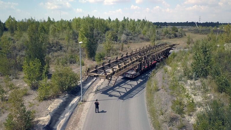 Enge Kurven und steile Bergabfahrten erfordern Filigranarbeit auf der 13 Kilometer langen Strecke zum nächsten Einsatzort. – Bild: BILD Enge Kurven und steile Bergabfahrten erfordern Filigranarbeit auf der 13 Kilometer langen Strecke zum nächsten Einsatzort. – Bild: BILD