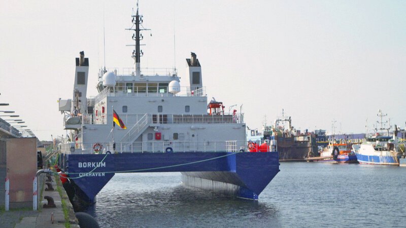 Im Jahr 2010 wurde die Borkum als Flaggschiff des Wasserzolls in Dienst gestellt. – Bild: BILD Im Jahr 2010 wurde die Borkum als Flaggschiff des Wasserzolls in Dienst gestellt. – Bild: BILD