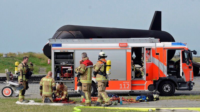 Die Fahrzeuge der Flughafenfeuerwehr Neukölln kommen bei Flugzeugbränden zum Einsatz, um die ersten Löschmaßnahmen am Boden einzuleiten. – Bild: BILD
